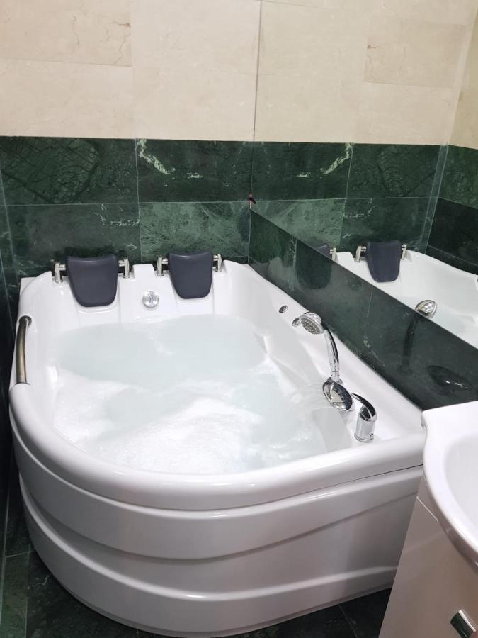 Spa Mega Mall Monza National Arena Bukares Bagian luar foto